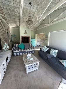 Lounge-Indoor-Braai-Pool-House