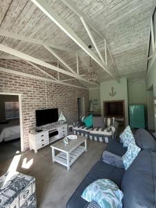 Lounge-Pool-House (1)